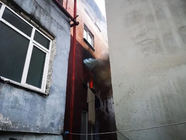 Can pazarı: 3 çocuğunu atıp ikinci kattan atladı! - 1