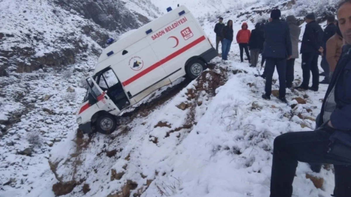 Batman'da cenaze aracı uçuruma sürüklendi: Şoför atlayarak kurtuldu