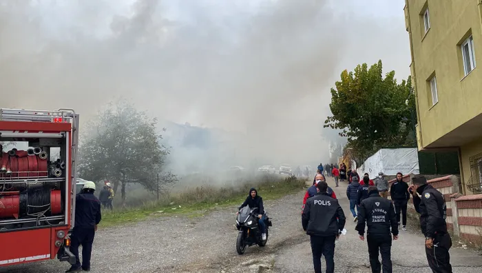 Son dakika: Üsküdar'da binanın çatısı alev alev yandı - 4