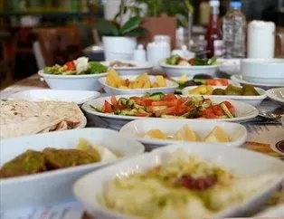 Cumhurbaşkanlığı Tarım ve Gıda Politikaları Kurulu, Türkiye'de yıllık 23 milyon tona ulaşan gıda israfının önlenmesi için çalışma başlattı. Planlanan düzenleme ile serpme kahvaltıda kişi dayatması sona erecek, otellerde ise her şey dahil yerini ‘yiyeceğini seç’e bırakacak. İşte merakla beklenen düzenlemenin detayları...
