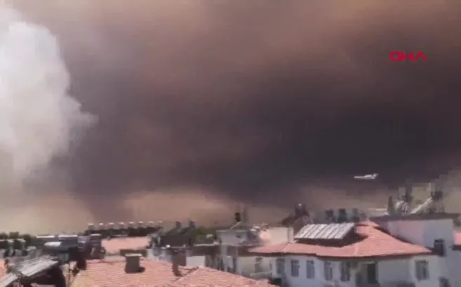 Ateşten doğan karanlık! Antalya Manavgat’taki yangın güneşi kapattı, ilçe karanlığa teslim