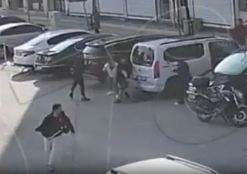 Sokak ortasında dehşet! Husumetlilerinin kanlı saldırısına uğradı