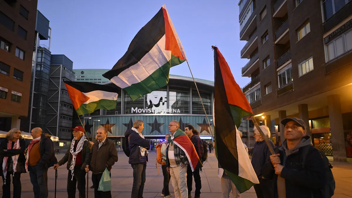 Madrid’de katil İsrail’e protesto: ‘Soykırımcıyla spor olmaz’”