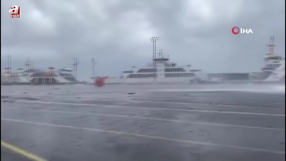 Yalova’daki fırtınadan çarpıcı görüntüler