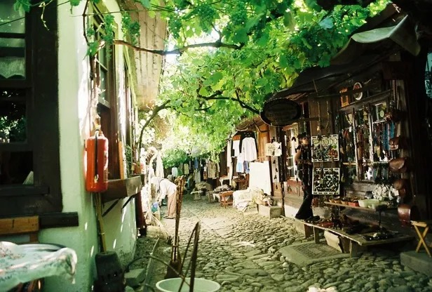 ilber-hoca-turkiyenin-italyasi-dedi-ilce-doldu-tasti-turistler-akin-akin-geliyor-1709464412048.jpg İlber Hoca Türkiye'nin İtalya'sı dedi, ilçe doldu taştı! Turistler akın akın geliyor - 1