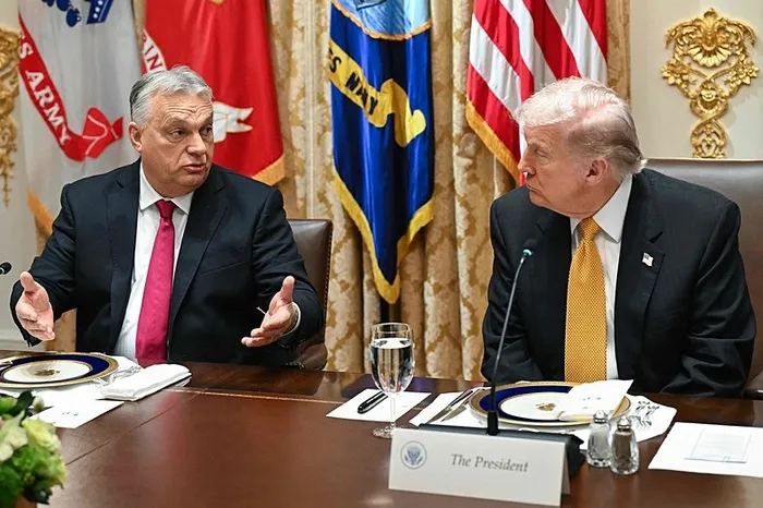 abd-baskani-trumptan-putin-yaniti-her-zaman-bir-ihtimal-var-1762550708665.jpeg Trump, Macaristan Başbakanı Viktor Orban’ı kapıda karşıladıktan sonra, ikili daha sonra ortak basın toplantısında gazetecilerin sorularını yanıtladı (AFP)