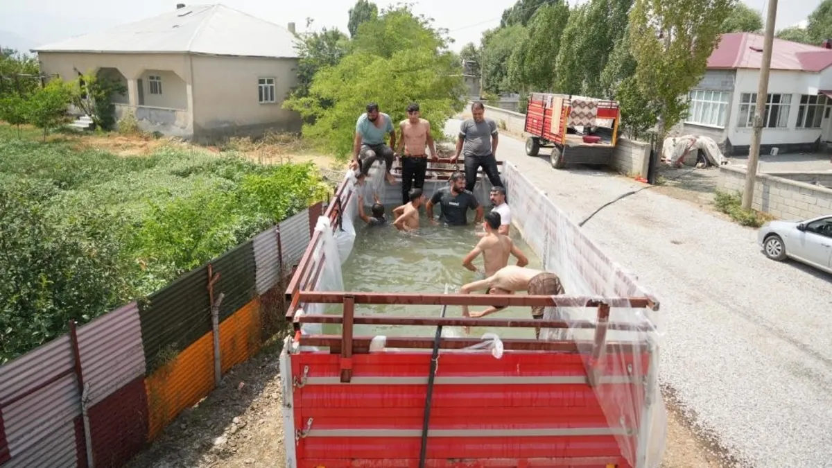 Sıcaktan bunalan gençler römorktan havuz yaptı