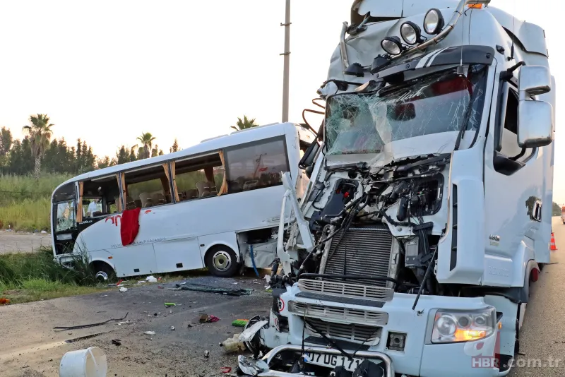 Antalya'da Rus turistleri taşıyan midibüse TIR çarptı: Çok sayıda yaralı 11