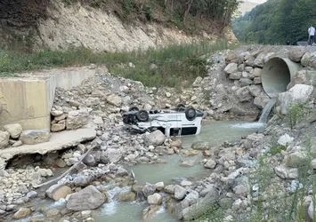 Piknikten dönen ailenin aracı dereye uçtu: 6 yaralı