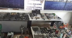 Evini silah atölyesine çevirmiş