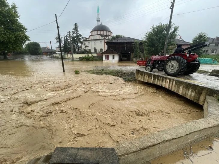 Sağanak yağış Düzce'de hayatı felç etti! Batı Karadeniz'de sel ve heyelan tehlikesi