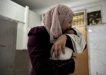 Gazze'de açlık yine can aldı: 2 aylık Rasil bebek yaşamını yitirdi