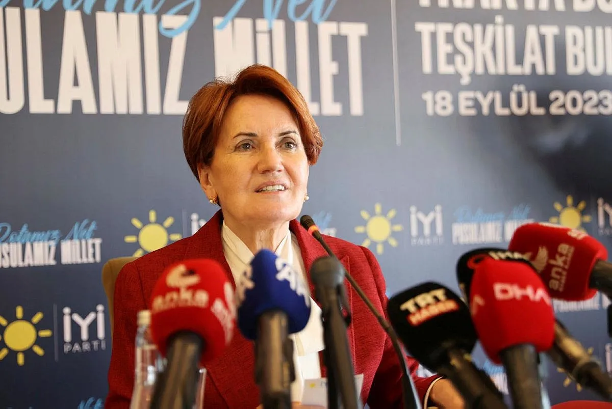 CHP'ye ilk kurşunu İzmir'de sıktı! İYİ Parti'de Meral Akşener İzmir Büyükşehir Belediye Başkan adayı olarak Ümit Özlale'yi açıkladı