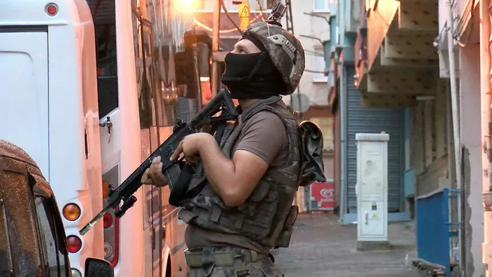 son-dakika-istanbulda-torbacilara-safak-vakti-operasyon-1592193148423.jpg Son dakika: İstanbul'da torbacılara şafak vakti operasyon! - 2
