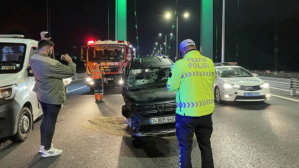 FSM Köprüsü'nde facianın eşiğinden dönüldü! Dur ihtarına uymayan sürücü 2 polisi yaraladı