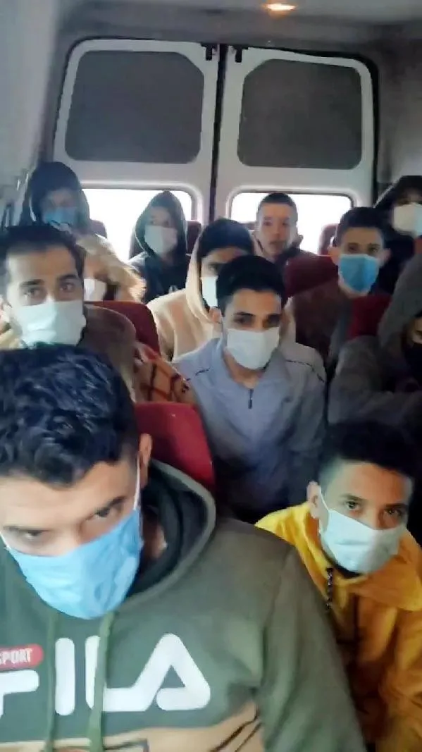 Gaziantep'te 15 kişilik minibüsten 25 kişi çıktı - 3