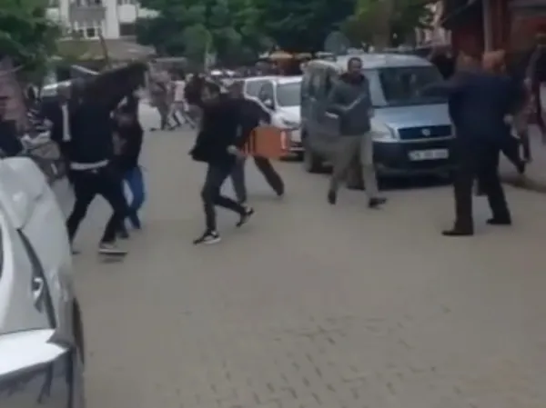 igdirda-iki-grup-arasinda-cikan-silahli-kavganin-goruntuleri-ortaya-cikti-1682689587450.jpg İki husumetli grup arasında çıkan silahlı kavganın görüntüleri ortaya çıktı - 1
