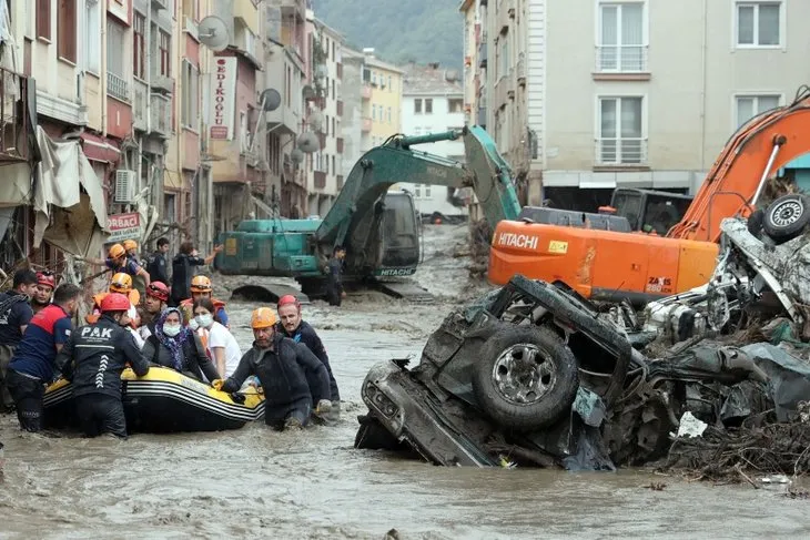 Kastamonu, Sinop, Samsun, Bartın’da sel felaketi: Ezine Çayı ilçeyi yerle bir etti! Can kaybında kahreden artış