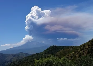 İtalya'da Etna paniği! Kül ve lav püskürtmeye başladı