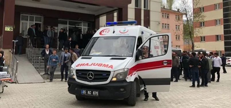 Siirt'te öğrenci servisi devrildi: 18 yaralı
