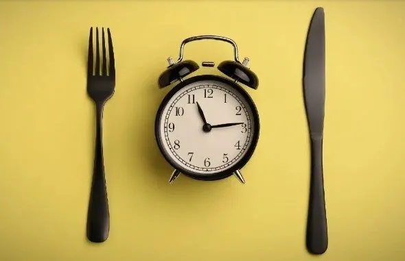 Ünlüler bu diyetle zayıflıyor! Aralıklı oruç nedir, nasıl yapılır? IF DİYETİ aralıklı oruç saatleri, örnek diyet listesi...