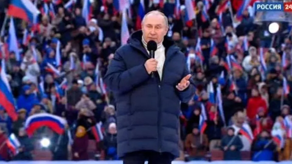 Putin'in katıldığı kutlamalara damga vuran pankart! Gizemli Z değişti