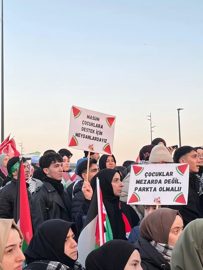 CANLI | Binlerce vatandaş Gazze için Galata Köprüsü'nde! Şehitlerimize rahmet Filistin'e destek - 1