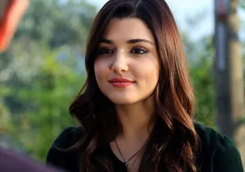 Hande Erçel'i ağlatan sürpriz