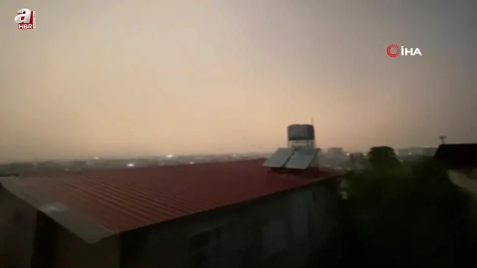 Hatay’da yıldırımın düşme anı kamerada