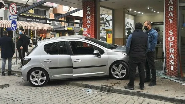 Hız nedeniyle kontrolden çıktı! Yayayla birlikte dükkana daldı - 4