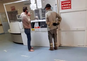 Osmaniye'de 2 işçi hastane kirlenmesin diye içeriye çıplak ayaklarıyla girdi! Türkiye'yi duygulandıran görüntü