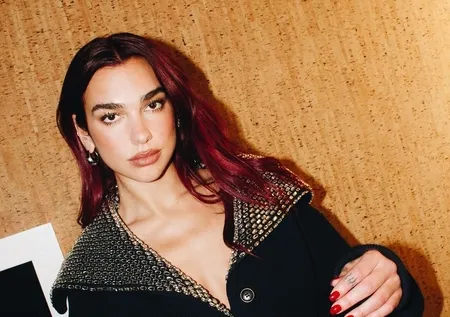 Yanından ayırmıyor! Dua Lipa'nın çantasından çıkanlar şaşırttı