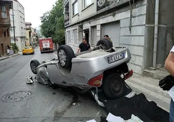 Kontrolden çıktı direğe çarparak takla attı: 5 yaralı