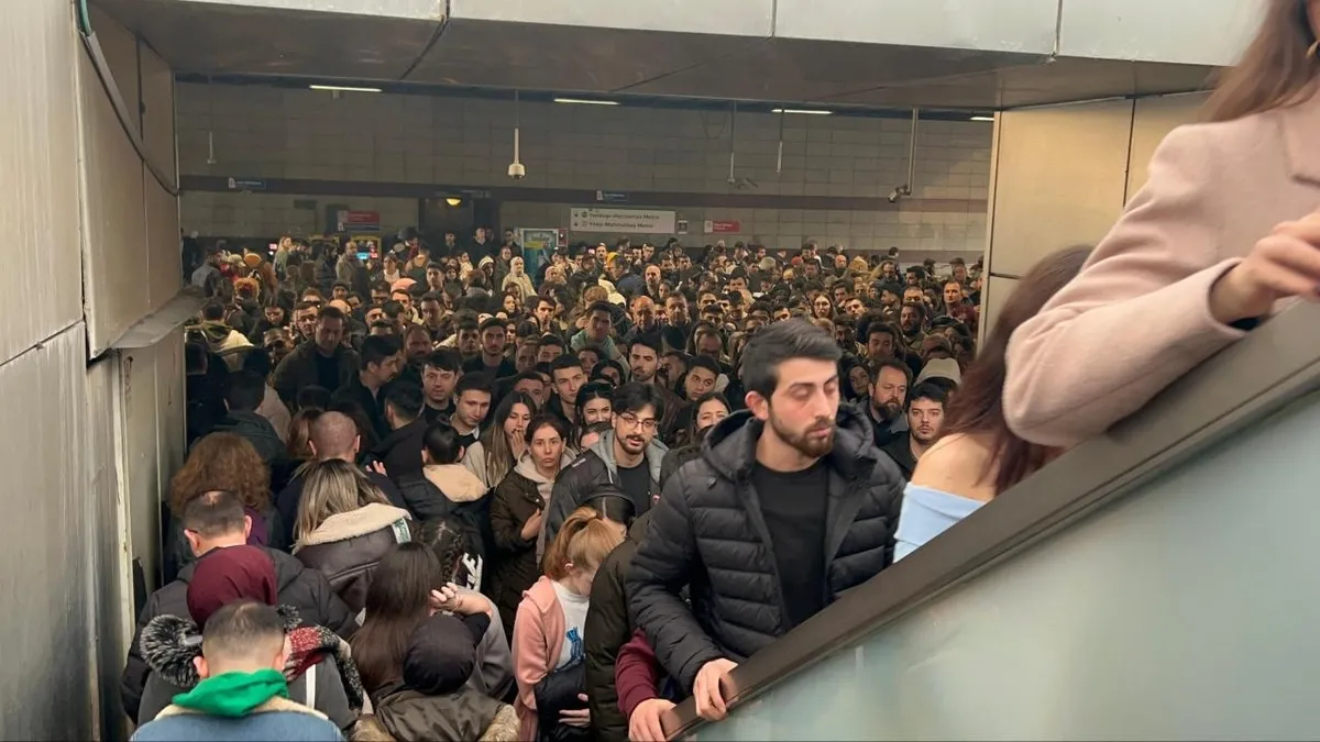 İstanbullunun bitmeyen ulaşım çilesi! Mecidiyeköy metrobüs durağında yürüyen merdiven arızası