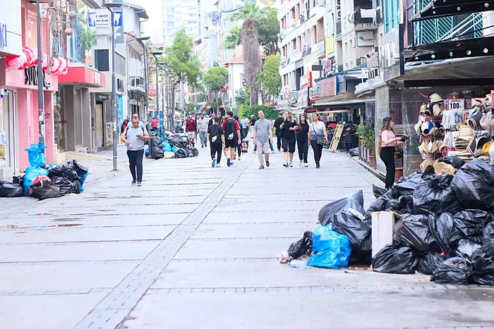 izmirde-grevde-3-gun-sokaklarda-copler-birikti-1748690120555.jpeg İzmir sokaklarında çöpler birikti (İHA)