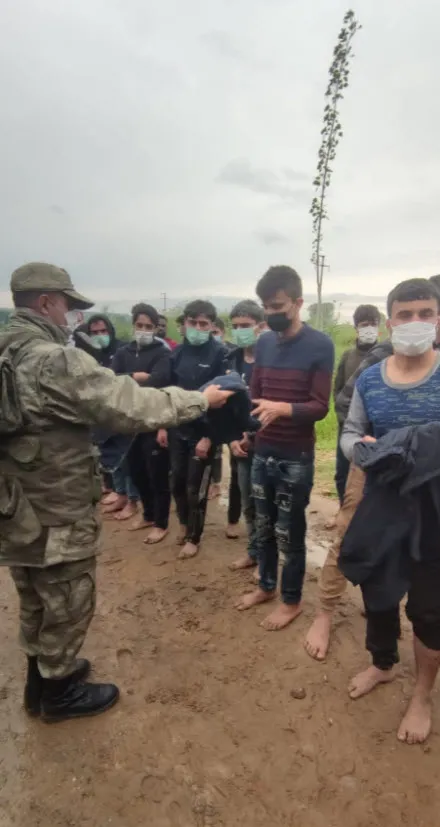 Son dakika | Milli Savunma Bakanlığı duyurdu! Yunanistan'ın ölüme terk ettiği göçmenler kurtarıldı - 3