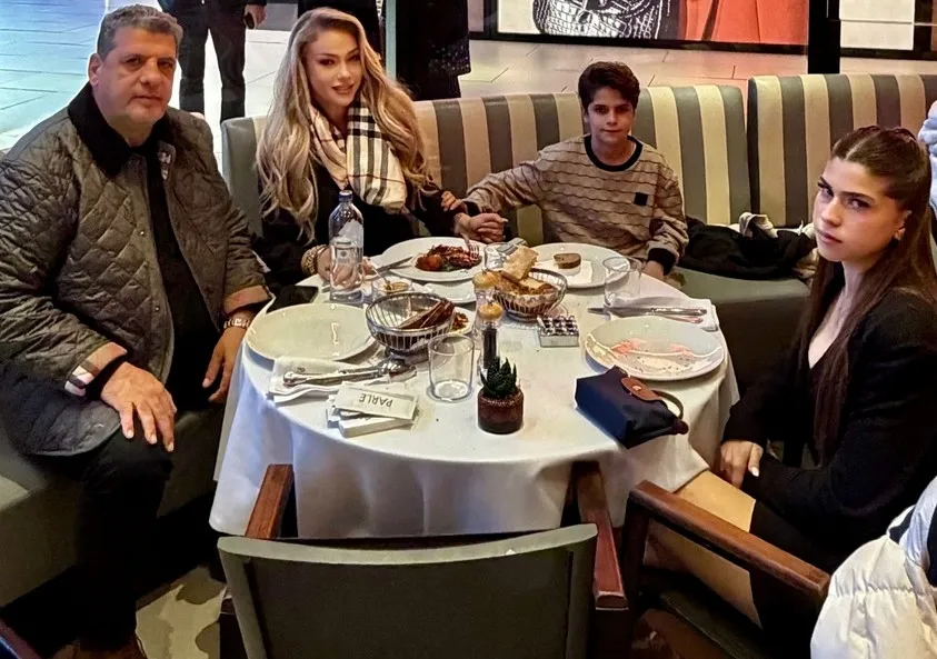 yeliz-yesilmenden-aile-paylasimi-anne-kiz-degil-abla-kardes-gibiler-1774093813056.jpg Yeliz Yeşilmen’in kızı Asya’ya beğeni yağmuru! Görenler aynı yorumu yaptı - 1