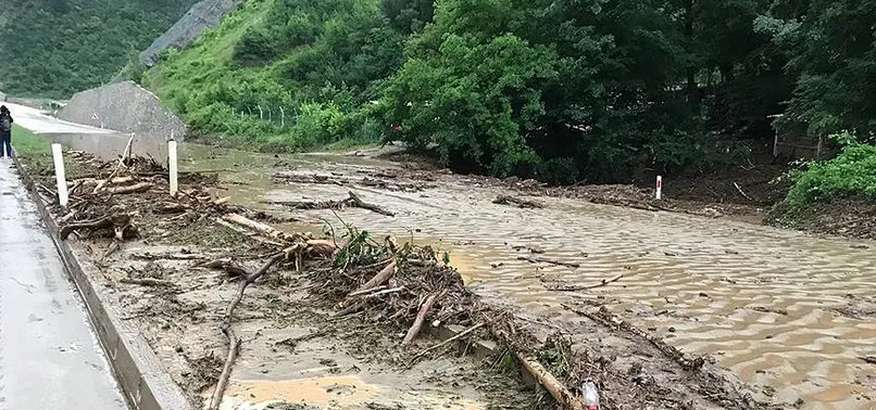 Bursa'da sağanak ve sel yol kapattı