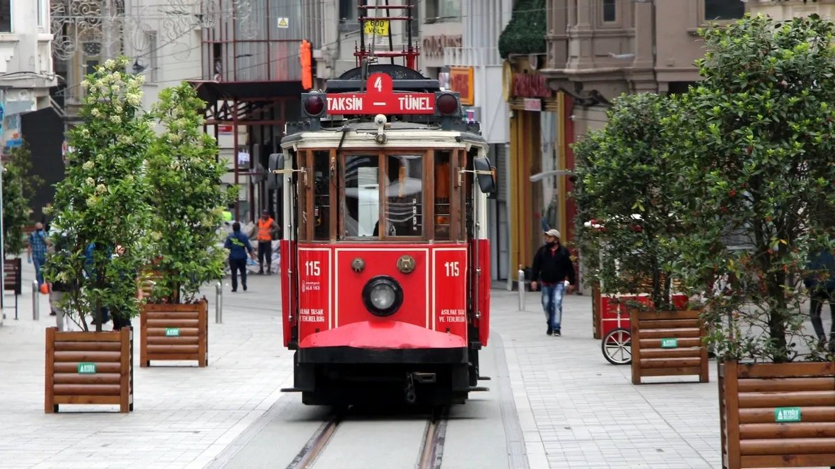 İstiklal Caddesi'ndeki nostaljik tramvaya veda! İBB yeni sistemi duyurdu: Bataryalı tramvaylar kullanılacak