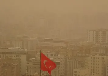 Mardin'de toz fırtınası! Göz gözü görmüyor