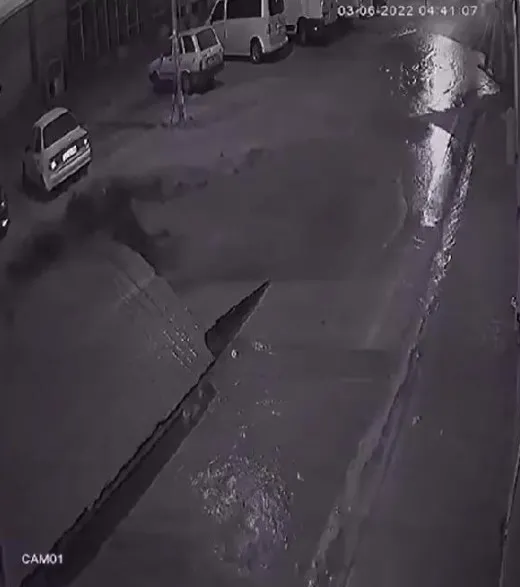 adanada-su-borusu-patladi-yol-yarildi-yurekleri-agizlara-getiren-kamerada-1654595758197.jpg Adana’da su borusu patladı, yol yarıldı! Yürekleri ağızlara getiren kamerada - 3