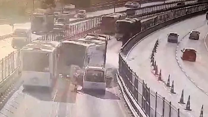 istanbuldaki-metrobus-kazasinda-8-gozalti-1725011241864.jpg İstanbul'daki metrobüs kazasında 8 gözaltı - 1