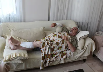 Aksaray'da 4 köpek yürüyüş yapan adama saldırdı: 76 dikiş atıldı