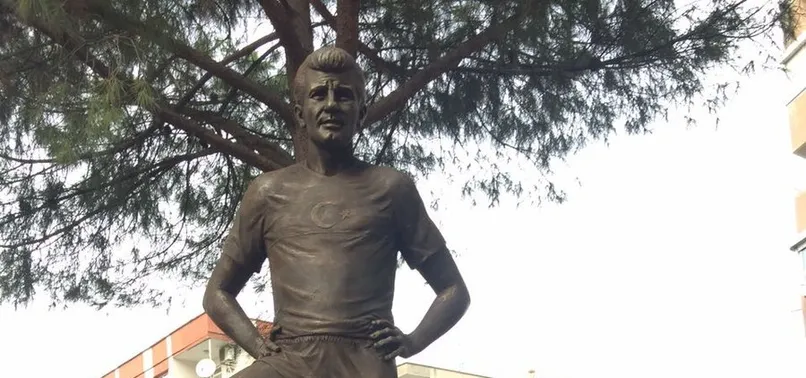 "Taçsız Kral" Metin Oktay'ın heykeli İzmir'de açıldı
