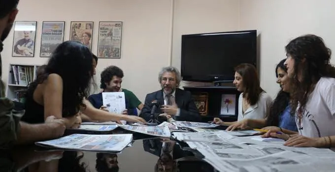Can Dündar'dan Abdullah Öcalan'ın fotoğrafının önünde toplantı - 1