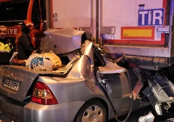 Korkunç kaza! TIR'ın altına girdi