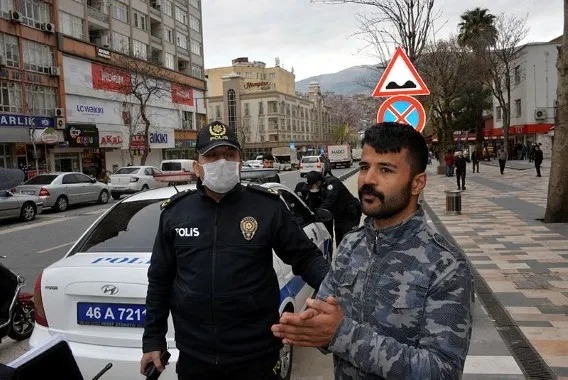 Coronavirüs yasaklarını delen 2 kişiye ceza kesildi! Olayı görüntüleyince gözaltına alındı