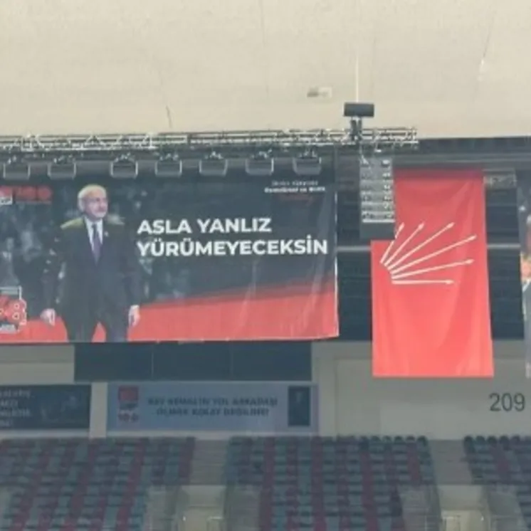 CHP’deki pankart sosyal medyayı salladı