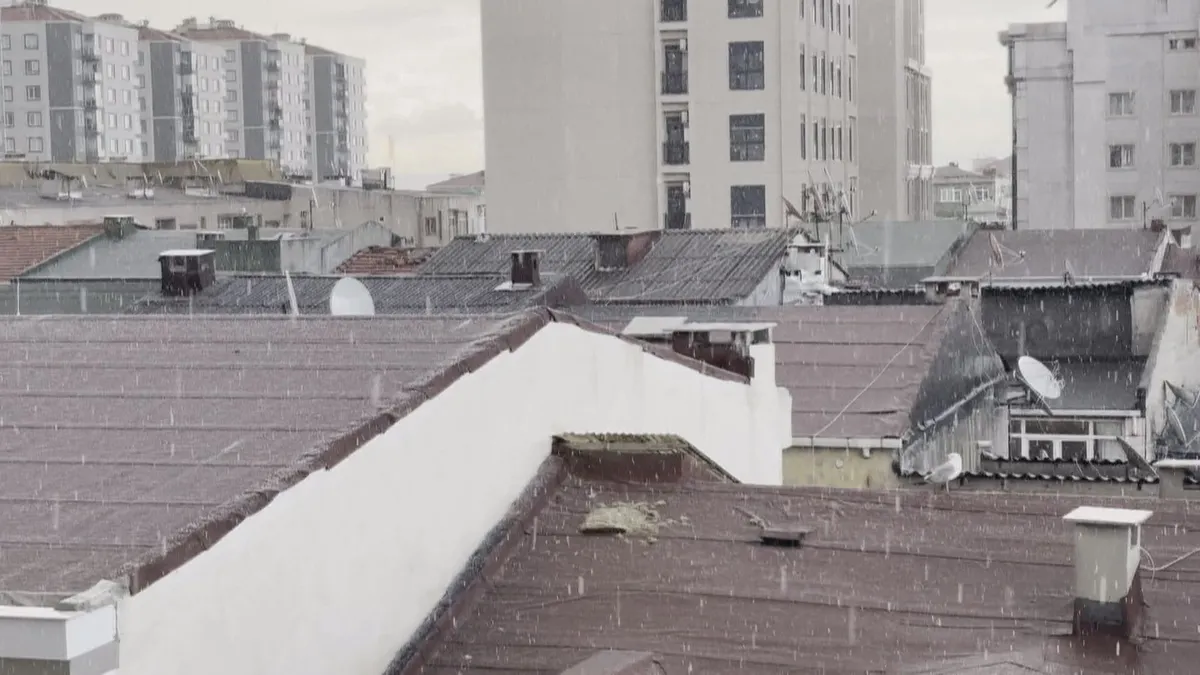 İstanbul'da dolu alarmı! İki ilçede etkili oldu