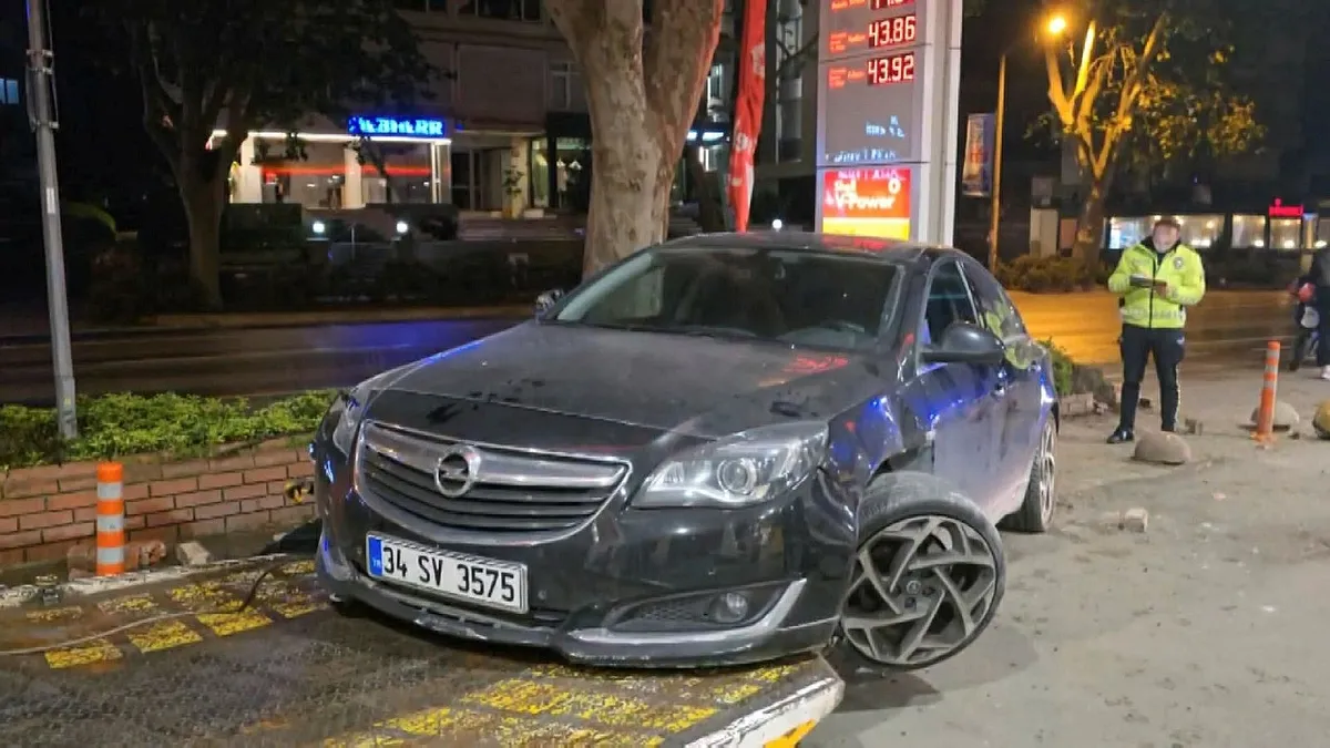 Önce motora çarptı sonra benzin istasyonuna daldı! Yer: Kadıköy